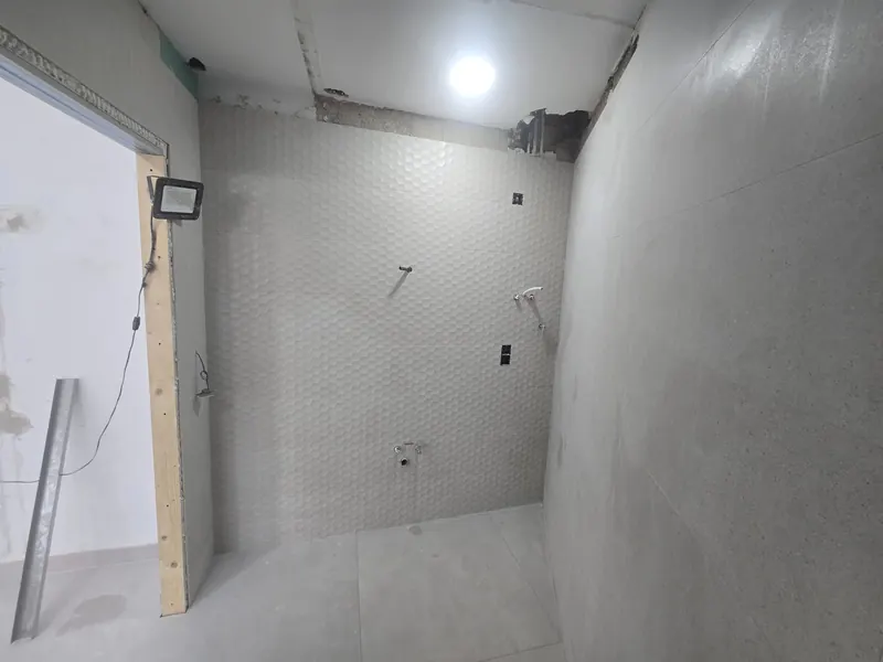 Baño con alicatado hexagonal en relieve en Granada — Grupo Renovame
