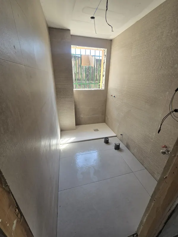 Baño con plato de ducha extraplano y gran formato en Granada — Grupo Renovame
