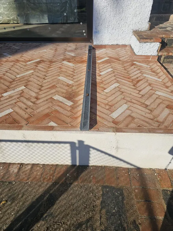 Entrada con solería de barro en espiga en Granada — Grupo Renovame