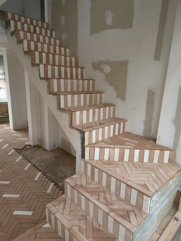 Escalera revestida de barro artesanal en Granada — Grupo Renovame