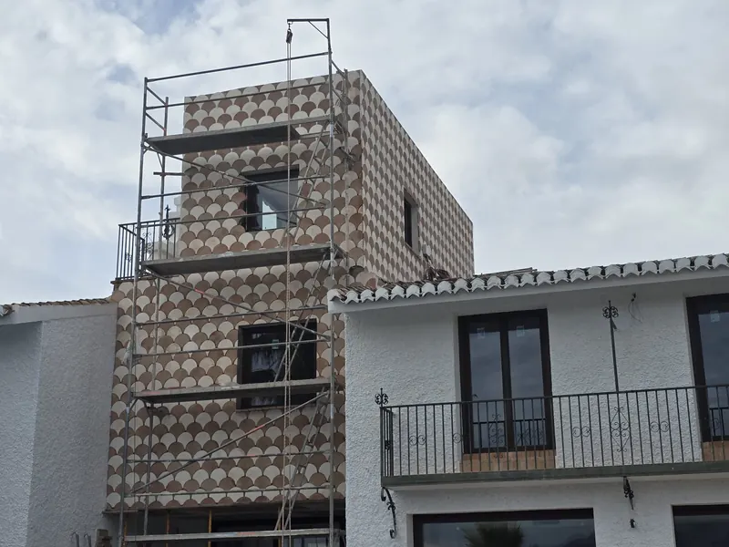 Revestimiento de fachada en ejecución en Granada — Grupo Renovame