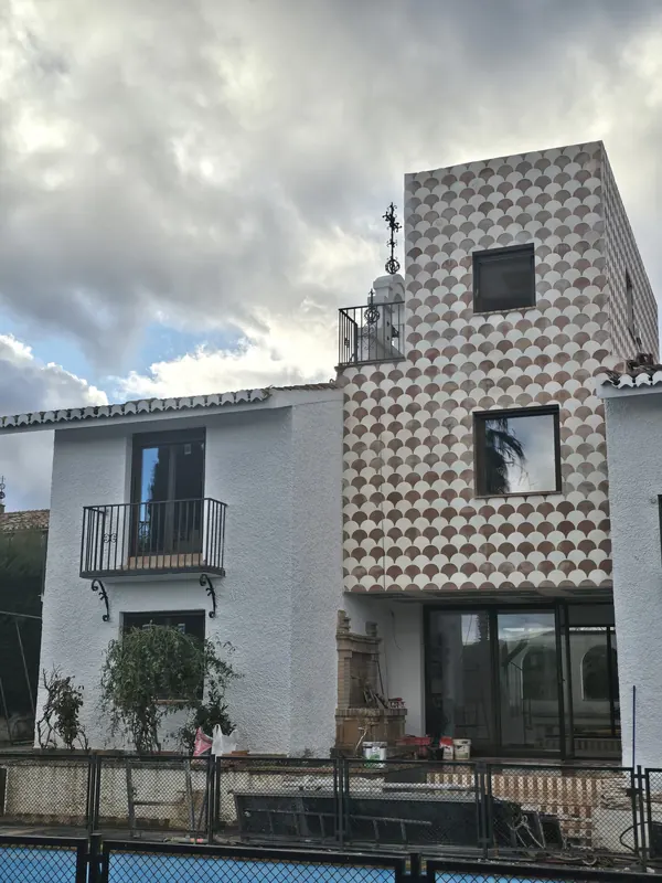 Fachada revestida con cerámica en escama en Granada — Grupo Renovame
