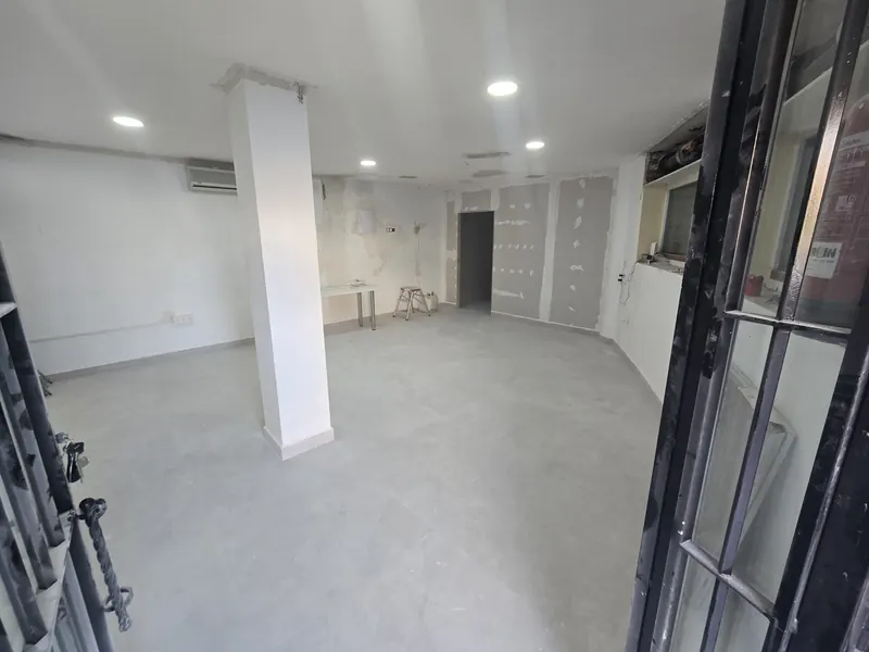 Local comercial reformado en Granada — Grupo Renovame