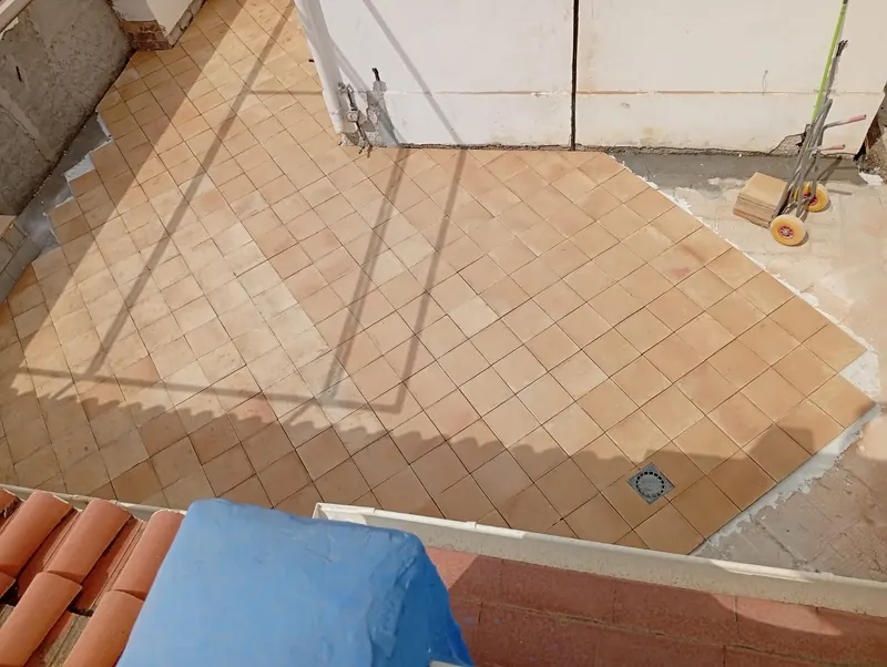 Colocación de solería de barro en patio en Granada — Grupo Renovame