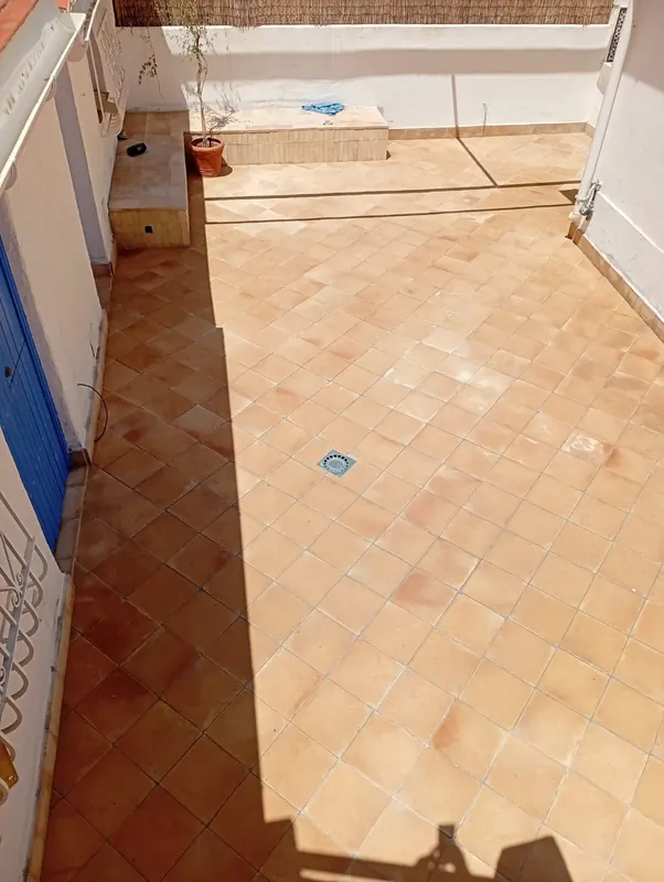 Patio con solería de barro y sumidero en Granada — Grupo Renovame