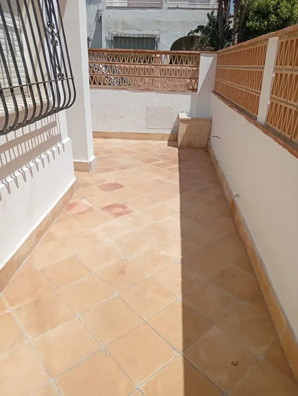Patio con solería de barro en Granada — Grupo Renovame