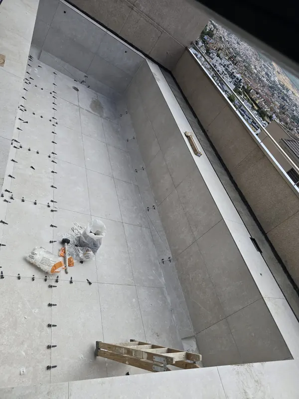 Colocación de porcelánico en piscina en Granada — Grupo Renovame