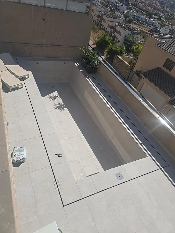 Piscina en terraza revestida de porcelánico en Granada — Grupo Renovame