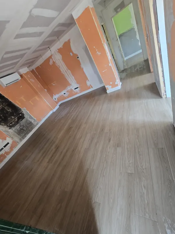 Salón con suelo laminado nuevo en Granada — Grupo Renovame