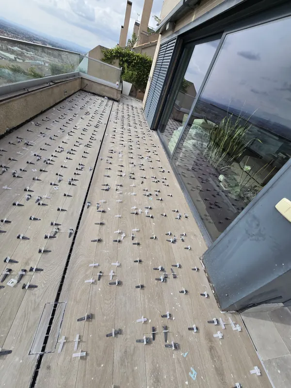 Terraza con porcelánico imitación madera en Granada — Grupo Renovame