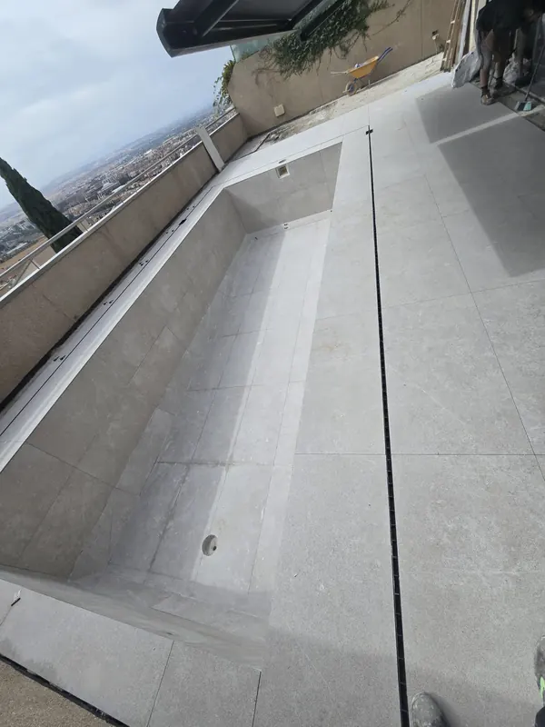 Terraza y piscina en ejecución en Granada — Grupo Renovame
