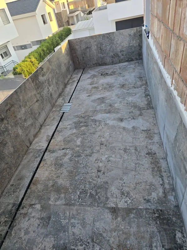 Terraza con porcelánico efecto piedra y canaleta en Granada — Grupo Renovame